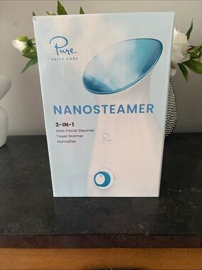 Pur Nanosteamer Facial Steamer in White and Light Blue
